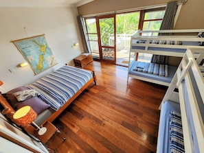 6 Person Family Room with Private Bathroom | 熨斗/熨衣板、隨行嬰兒床、免費無線上網、床單
