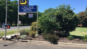 Motel Schild mit 'VACANCY' Hinweis und Angebot von kostenlosem WLAN.