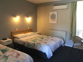 Tabla de planchar con plancha, wifi gratis y ropa de cama 