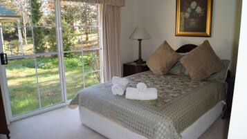 2 Bedroom House (no pets) | 1 quarto, ferros/tábuas de passar roupa, Wi-Fi de cortesia