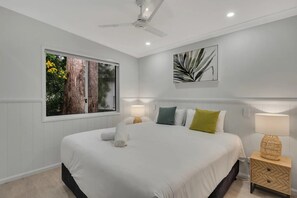 Cortinas blackout, wifi gratis y ropa de cama 