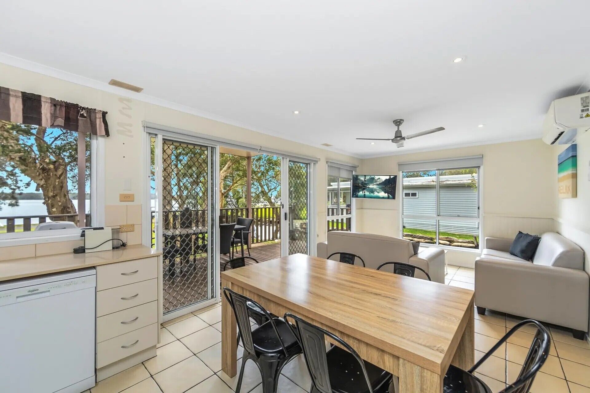 Two Storey Waterview Cottage | Blackout curtains, free WiFi, bed sheets