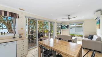 Two Storey Waterview Cottage | Blackout curtains, free WiFi, bed sheets
