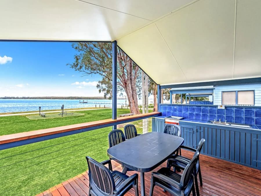 Cortinas blackout, wifi gratis y ropa de cama