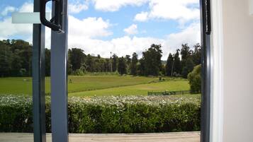 Espacio para trabajar con laptop y sistema de insonorización