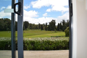 Deluxe Cabin with Shared Bathroom | Laptop workspace, soundproofing, free WiFi