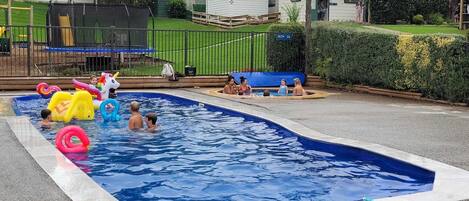 Piscina all'aperto, lettini