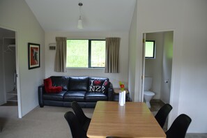 Standaard suite, 2 slaapkamers, niet-roken, keuken (Motel) | Woonruimte | Een 32-inch smart-tv met digitale zenders