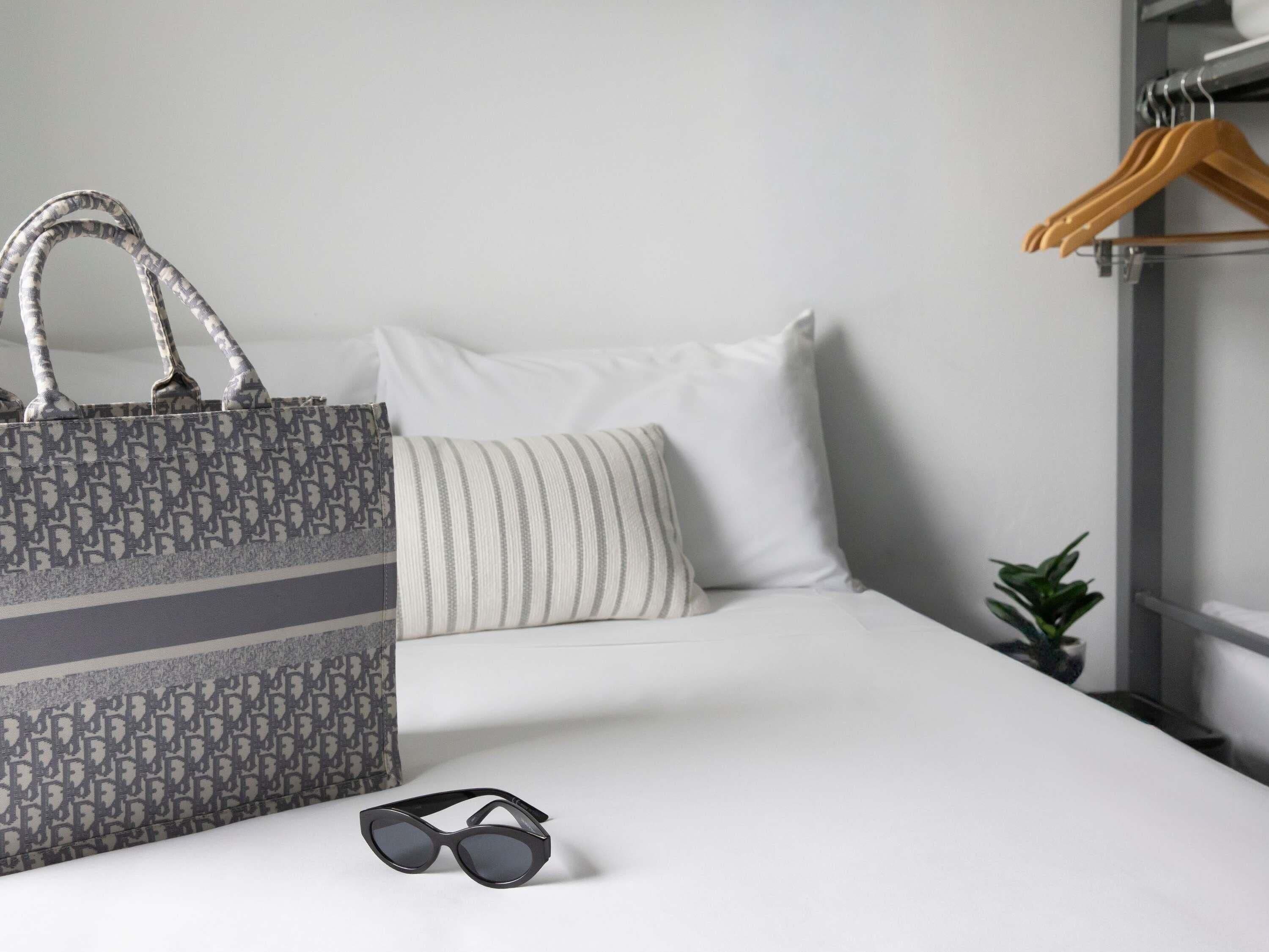 Espacio para trabajar con laptop, wifi gratis y ropa de cama 