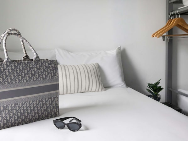 Espace de travail pour ordinateur portable, Wi-Fi gratuit, draps fournis