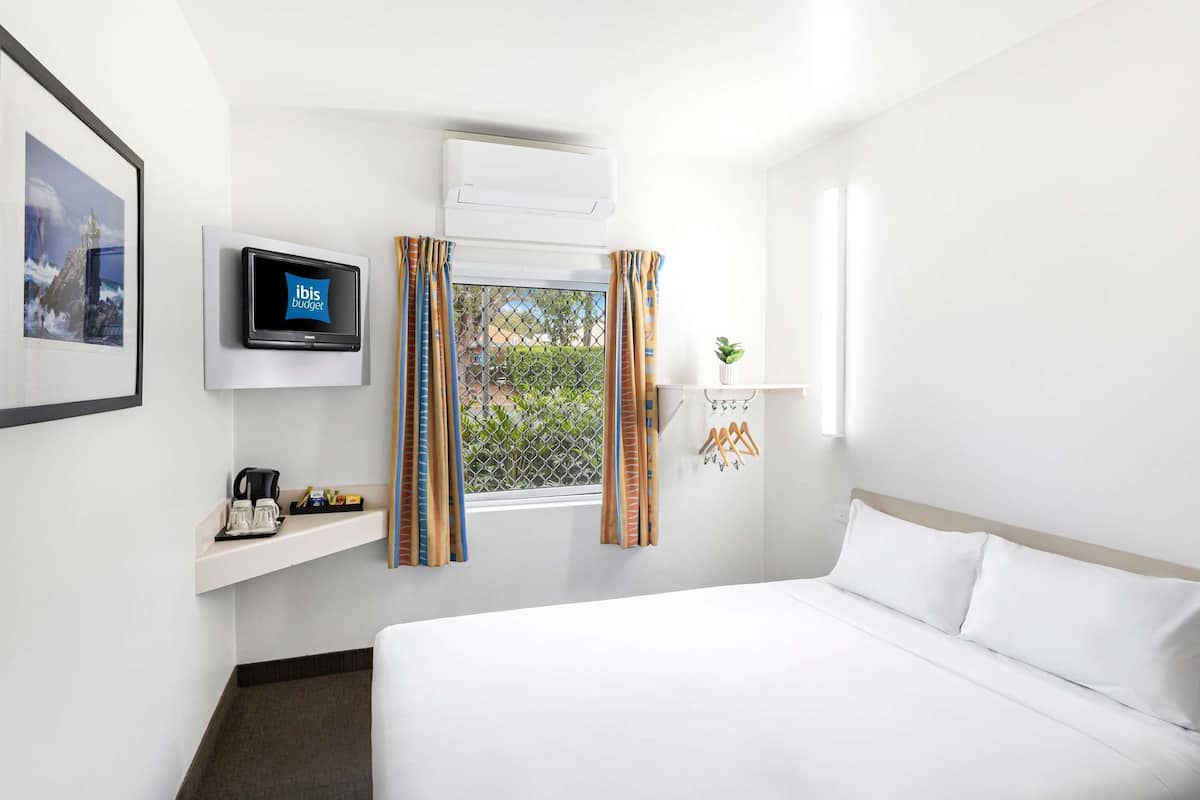 Standard Room, 1 Queen Bed | Free WiFi, bed sheets