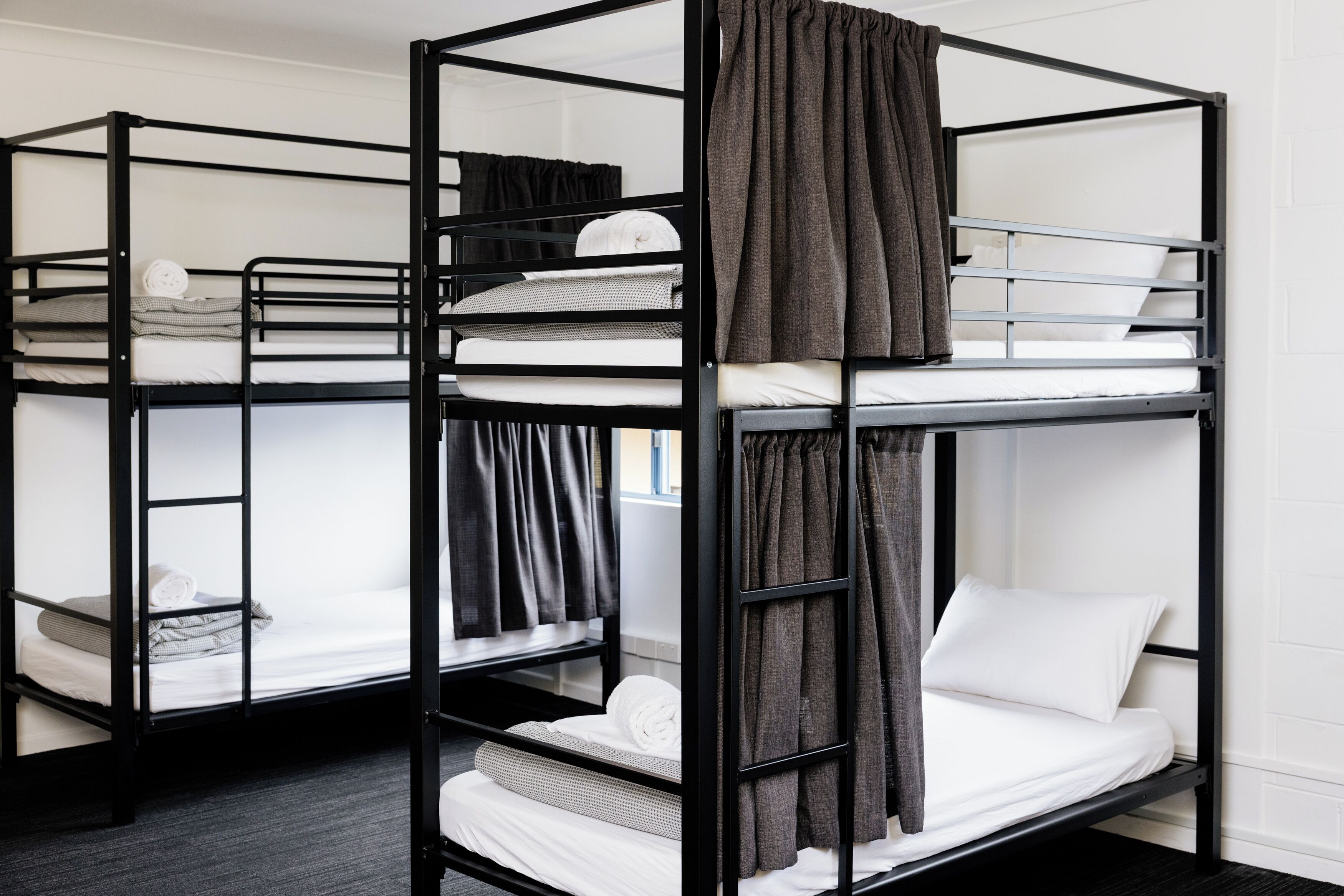 Habitación con literas, dos camas, cada una con colchón y almohadas.