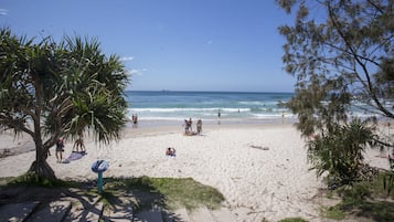 Una playa cerca, arena blanca