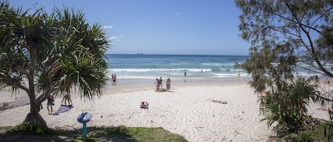 Nära stranden och vit sandstrand