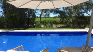 Outdoor pool, sun loungers - Amande Bed and Breakfast (Tatachilla)