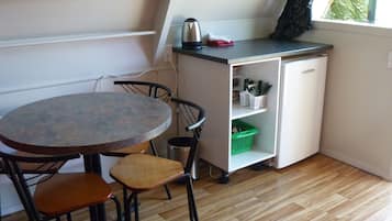 Standardzimmer, Nichtraucher (Standard Chalets Sleeps 6) | Essbereich im Zimmer