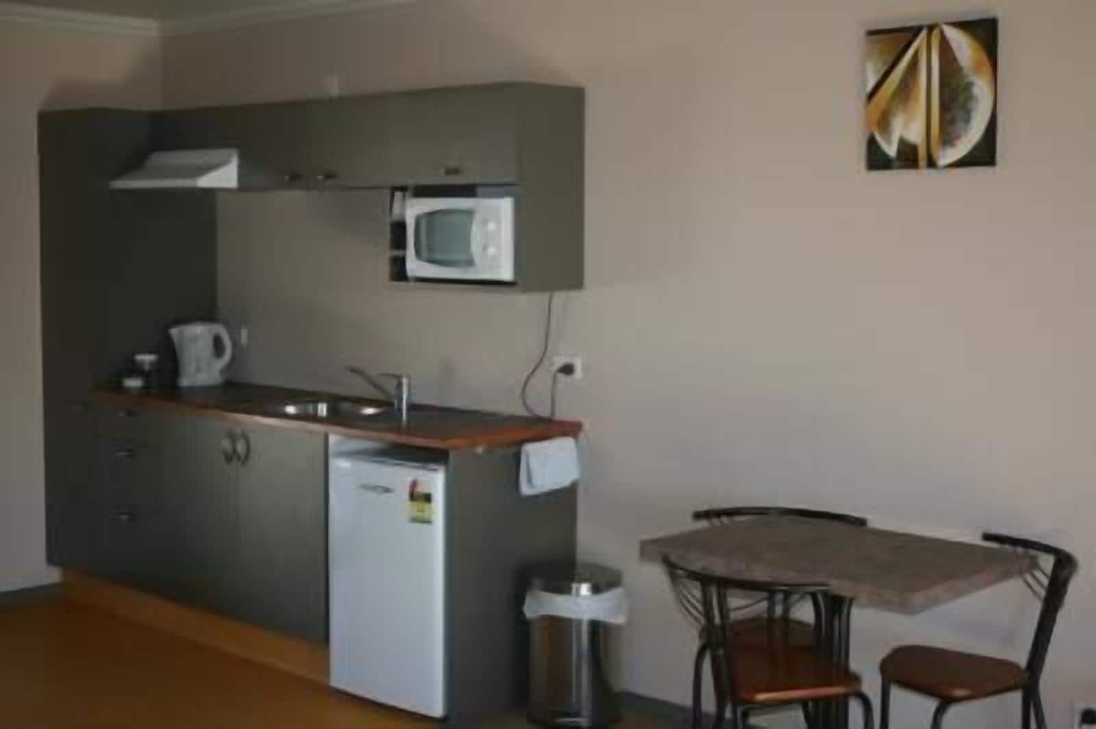 Refrigerador, cafetera y tetera y tetera eléctrica 