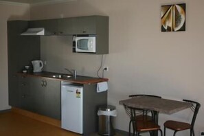 冷蔵庫、コーヒー / ティーメーカー、電気ポット、調理器具と食器