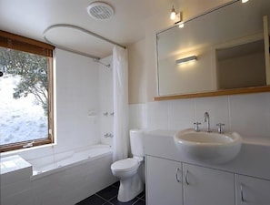 Shower, perlengkapan mandi gratis, pengering rambut, dan handuk