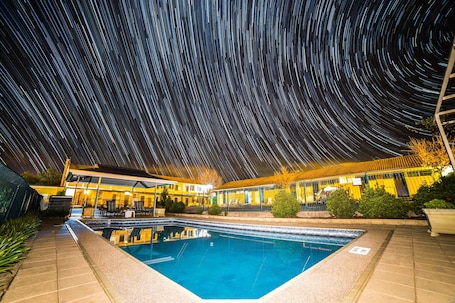 Una piscina al aire libre