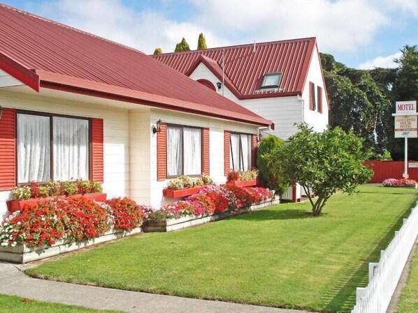 Vista frontal de la propiedad