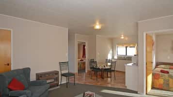 Standard Suite, 1 Bedroom, Non Smoking, Kitchen (Unit) | Living area