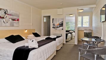 Executive Suite, Kitchen | Bathroom | Shower, free toiletries, towels