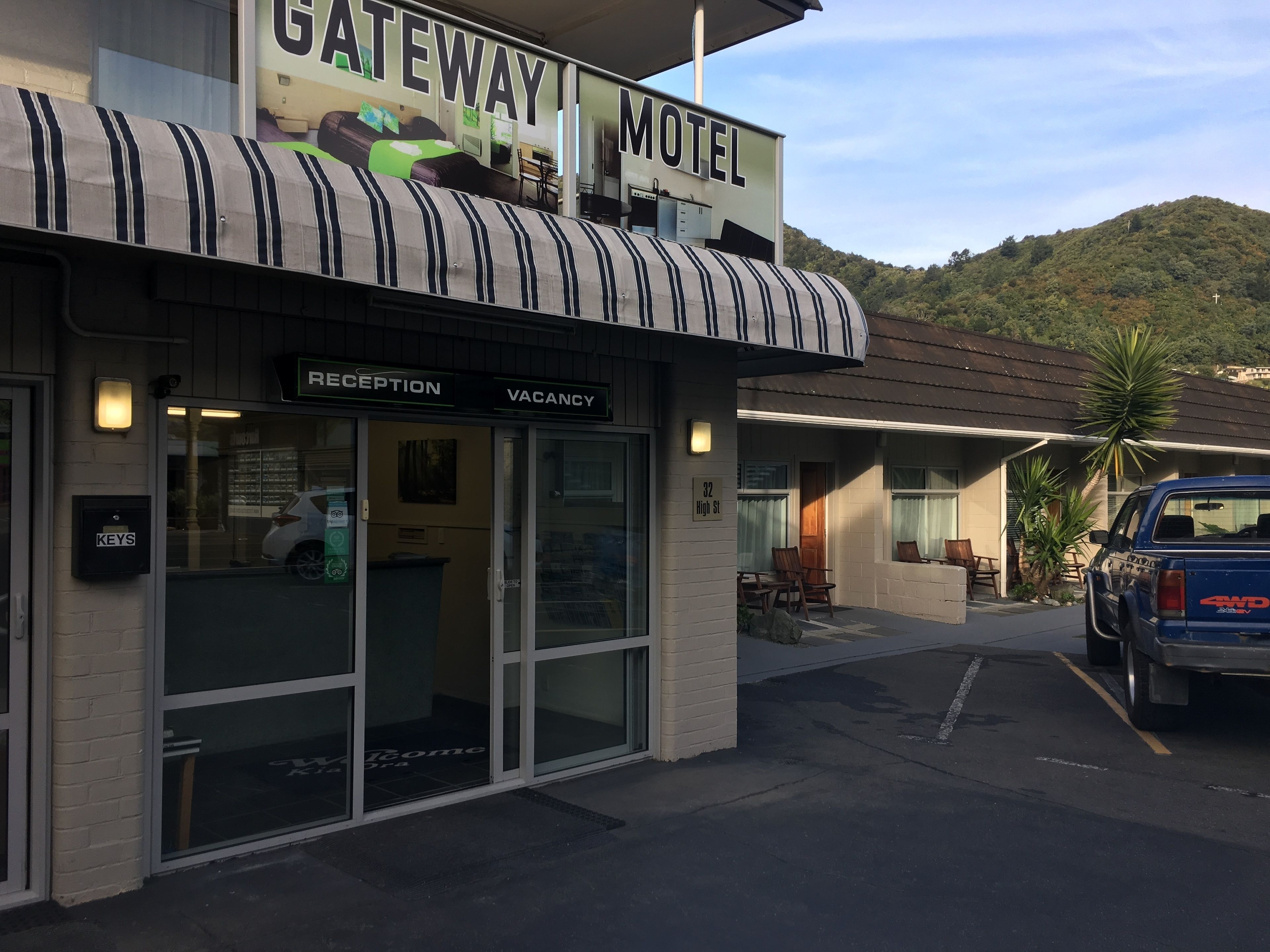 Un motel appelé « Gateway Motel », doté d’une réception et d’un panneau indiquant qu’il y a des chambres disponibles.