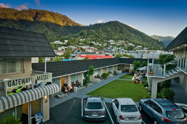 A motel with a sign reading "Gateway Motel" and a parking area with several cars. - Picton Accommodation Gateway Motel (Picton)