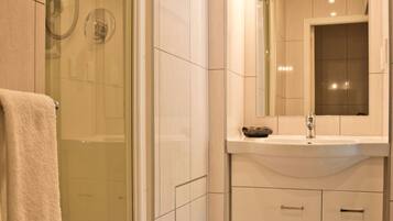 Shower, free toiletries, towels