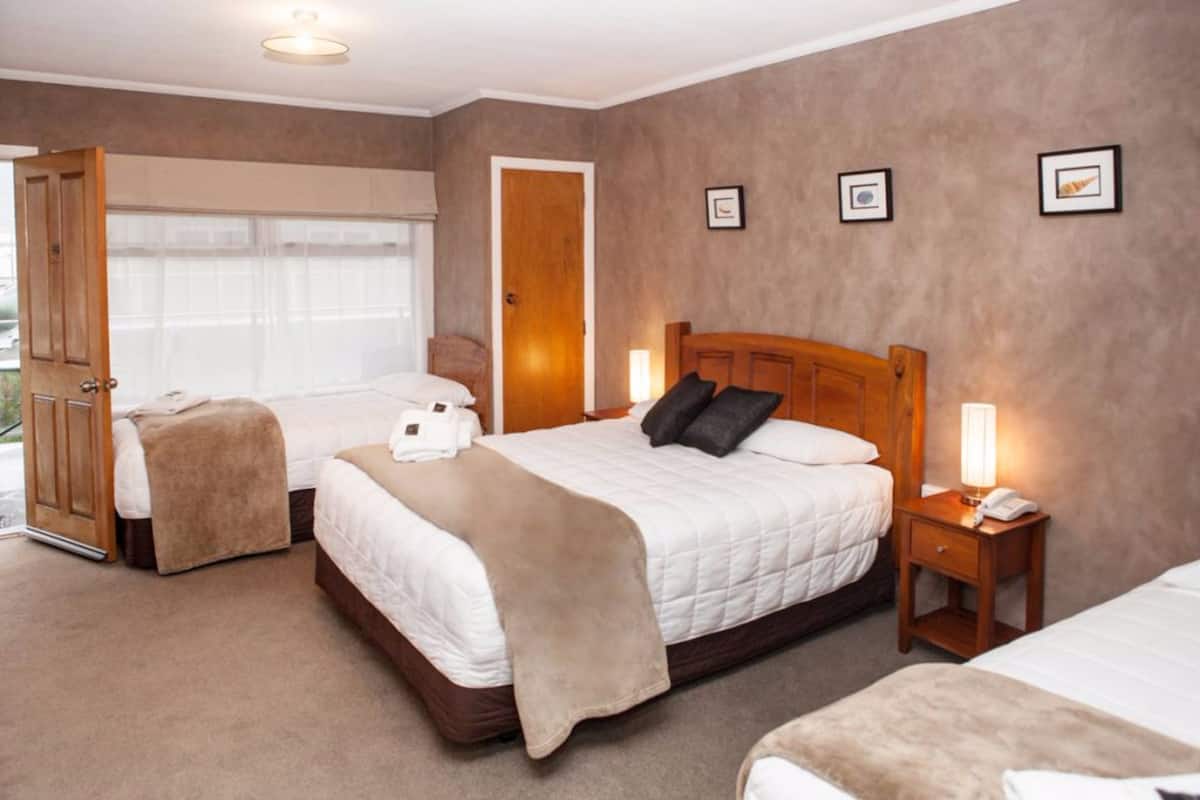Family Room, Multiple Beds, Kitchen
