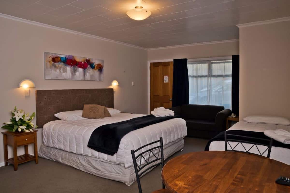 Executive Suite, Kitchen