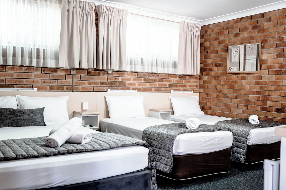 Habitación familiar, para no fumadores | Escritorio, tabla de planchar con plancha, wifi gratis y ropa de cama 