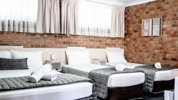 Kamar Keluarga, Bebas Asap Rokok | Meja kerja, setrika/meja setrika, Wi-Fi gratis, dan seprai linen