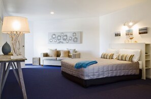 Premier King Spa Studio | Desk, laptop workspace, iron/ironing board, free WiFi - Motel Oasis, Gisborne (Gisborne)