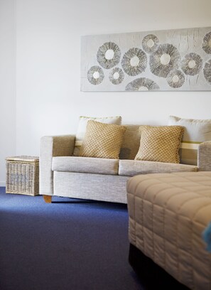 Premier King Spa Studio | Desk, laptop workspace, iron/ironing board, free WiFi - Motel Oasis, Gisborne (Gisborne)