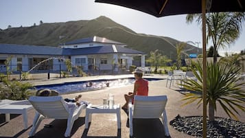 Piscine extérieure (ouverte en saison), parasols de plage