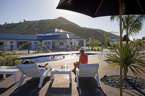 Seasonal outdoor pool, open 8 AM to 8 PM, pool umbrellas, sun loungers - Motel Oasis, Gisborne (Gisborne)