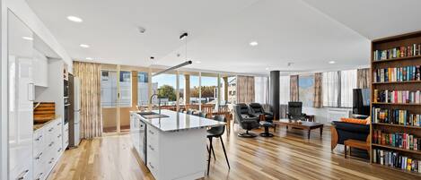 Appartement Premium, 2 chambres, cuisine, niveau Exécutif (The Plaza Apartment ) | Coin séjour | Enceintes connectées