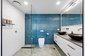 2 Bedroom Plaza Apartment | Bathroom | Shower, rainfall showerhead, hair dryer, heated floors - Jenatt Apartments Salamanca (Battery Point)
