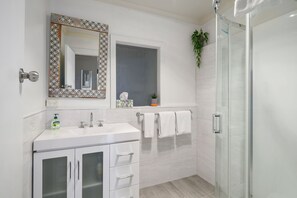 City-House, 2 Schlafzimmer (12 Paraka Street) | Badezimmer | Haartrockner, Handtücher, Toilettenpapier