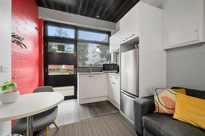 22 Marine Terrace - Studio | Private kitchen | Full-sized fridge, microwave, stovetop, coffee/tea maker - Burnie City Apartments (Burnie)