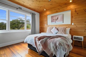 12 Paraka Street - Two Bedrooms City House | Iron/ironing board, free WiFi - Burnie City Apartments (Burnie)