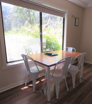 Miners Cabins  | Dining room - Beechworth Holiday Park (Beechworth)