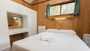 Kelly's Cottage | Hypo-allergenic bedding available, bed sheets - Beechworth Holiday Park (Beechworth)