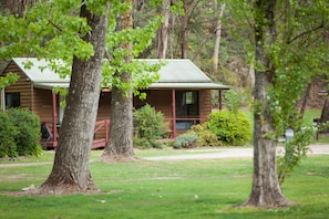 Kelly's Cottage | Property grounds - Beechworth Holiday Park (Beechworth)