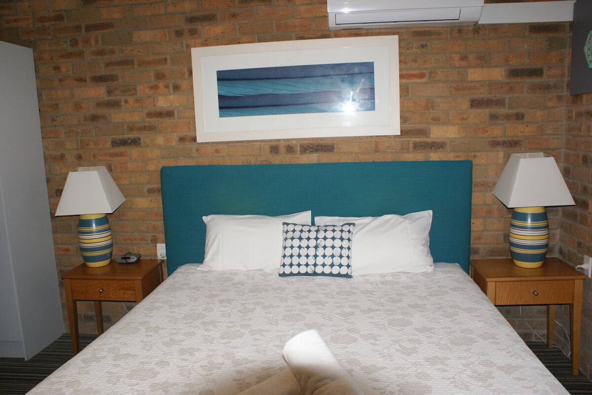 Poolview King (or Twin) Room | Iron/ironing board, WiFi (free), bed sheets