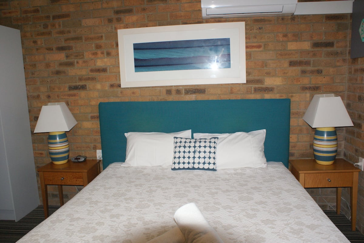 Habitación con 1 cama matrimonial o 2 individuales, vista a la alberca (King or Twin) | 1 habitación, tabla de planchar con plancha, wifi gratis y ropa de cama