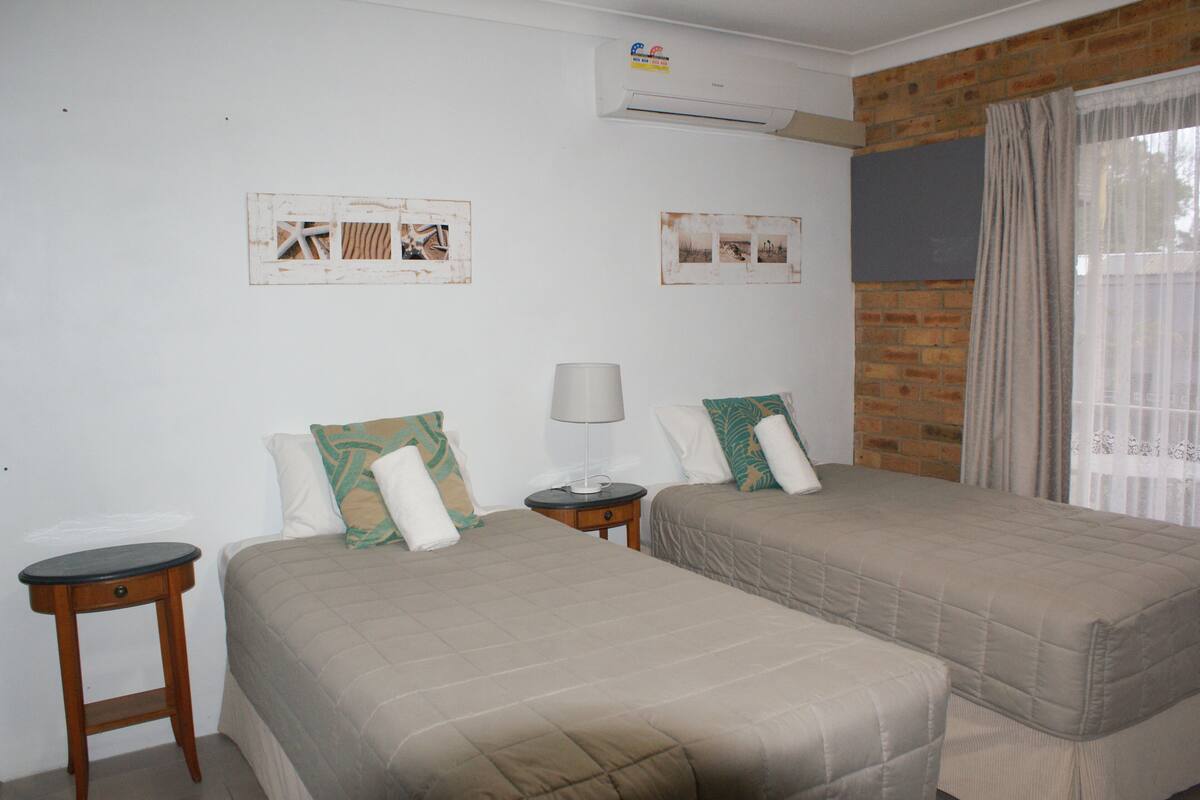 Poolview Twin Room | Iron/ironing board, WiFi (free), bed sheets
