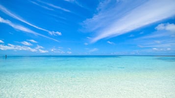 Una playa cerca, arena blanca